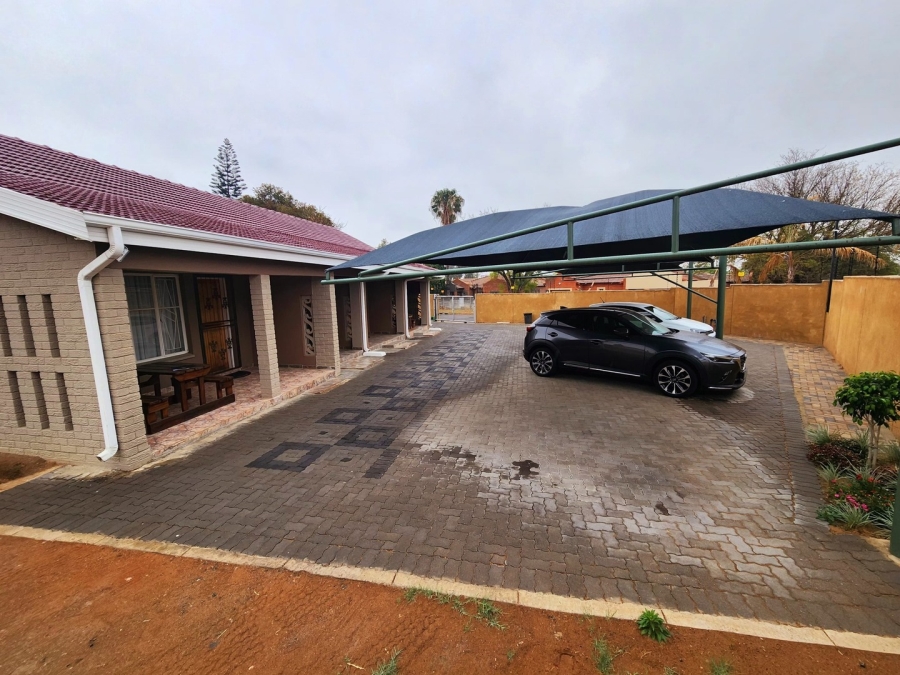 5 Bedroom Property for Sale in Protea Park North West